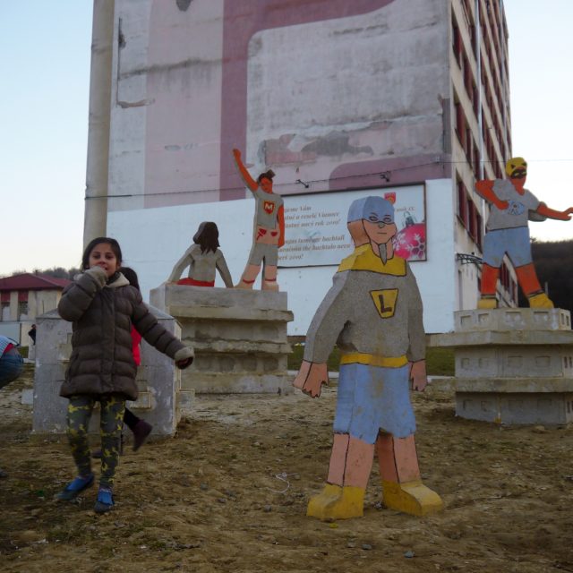 Betonové sousoší superhrdinů na Luníku IX | foto: Erik Sýkora