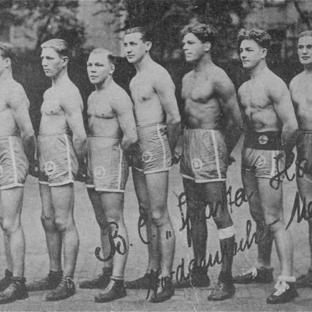 Skupinový portrét členů německého boxerského klubu Sparta po vítězství v severoněmeckém šampionátu. Sintský boxerský šampión Johann  (Rukeli) Trollmann  (1906-1943) je na snímku třetí zprava | foto: United States Holocaust Memorial Museum
