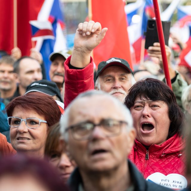 Občané chtějí řešit sociální a ekonomická témata. Prezident  k tomu ale kompetence nemá. Řada lidí přesto hledá v postavě prezidenta spasitele | foto: René Volfík,  iROZHLAS.cz